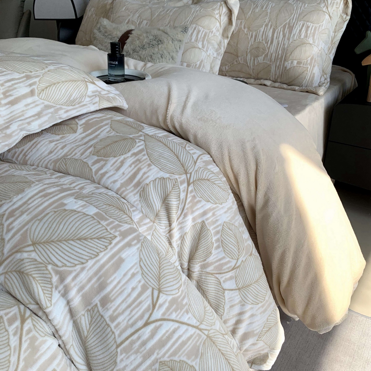 91家纺网 家纺一手货源 找家纺 莱豫家纺 2025秋冬新款加厚牛奶绒韩国雕花绒不静电不掉毛 仲夏晨歌咖