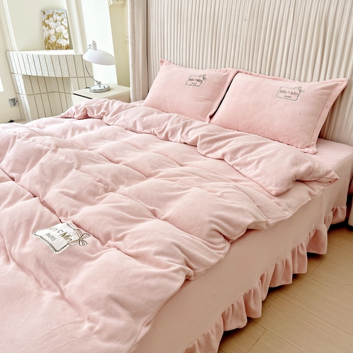 91家纺网 家纺一手货源 找家纺 （总）梦纤绒 2025新款加厚牛奶绒绣花贴布绣宝宝绒精包装精品四件套-MinMin