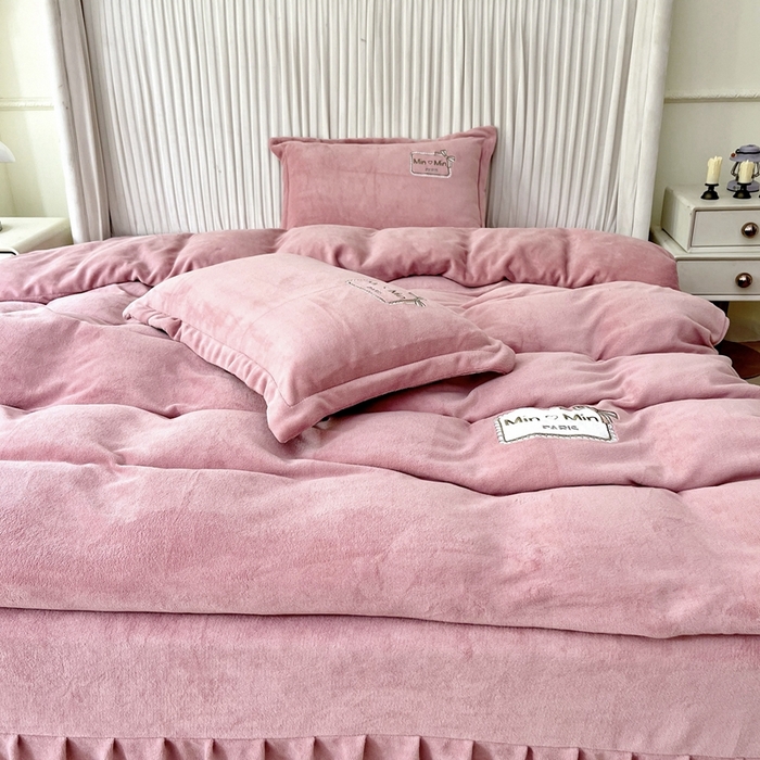 91家纺网 家纺一手货源 找家纺 （总）梦纤绒 2025新款加厚牛奶绒绣花贴布绣宝宝绒精包装精品四件套-MinMin