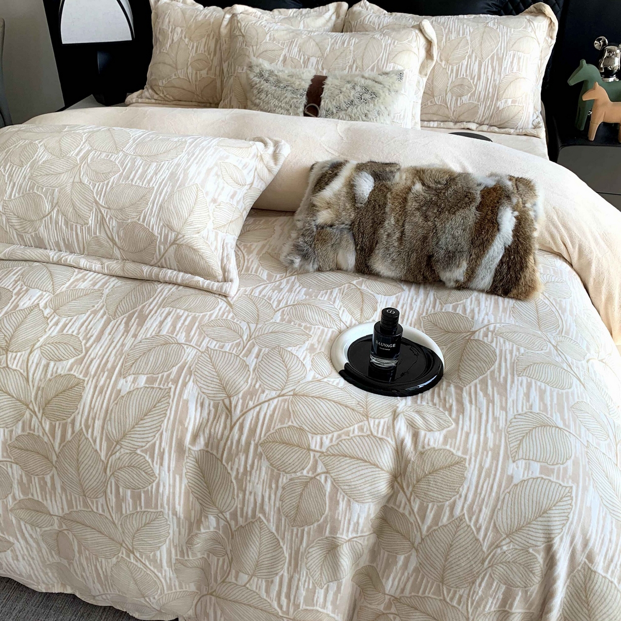 91家纺网 家纺一手货源 找家纺 莱豫家纺 2025秋冬新款加厚牛奶绒韩国雕花绒不静电不掉毛 仲夏晨歌咖