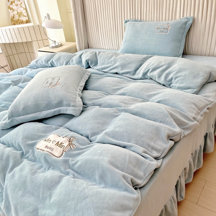 91家纺网 家纺一手货源 找家纺 梦纤绒 2025新款加厚牛奶绒绣花贴布绣宝宝绒精包装精品四件套-MinMin MinMin-兰色