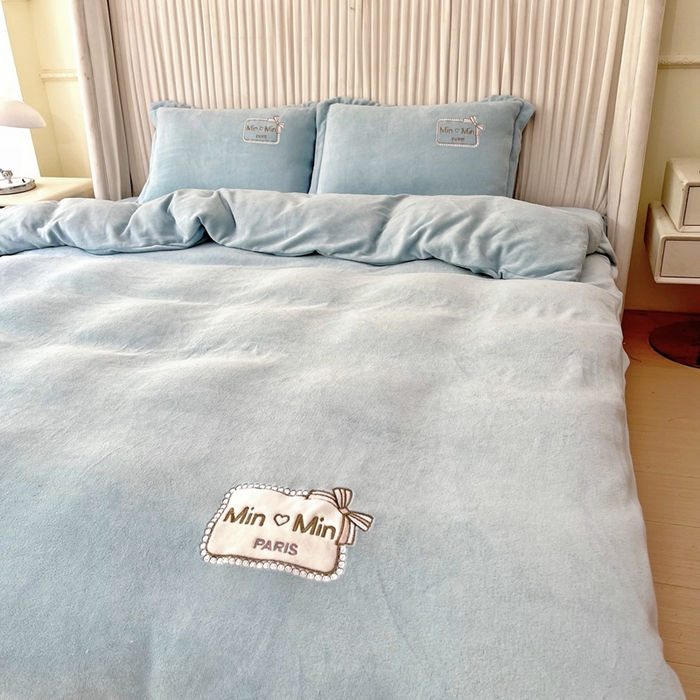 91家纺网 家纺一手货源 找家纺 梦纤绒 2025新款加厚牛奶绒绣花贴布绣宝宝绒精包装精品四件套-MinMin MinMin-兰色