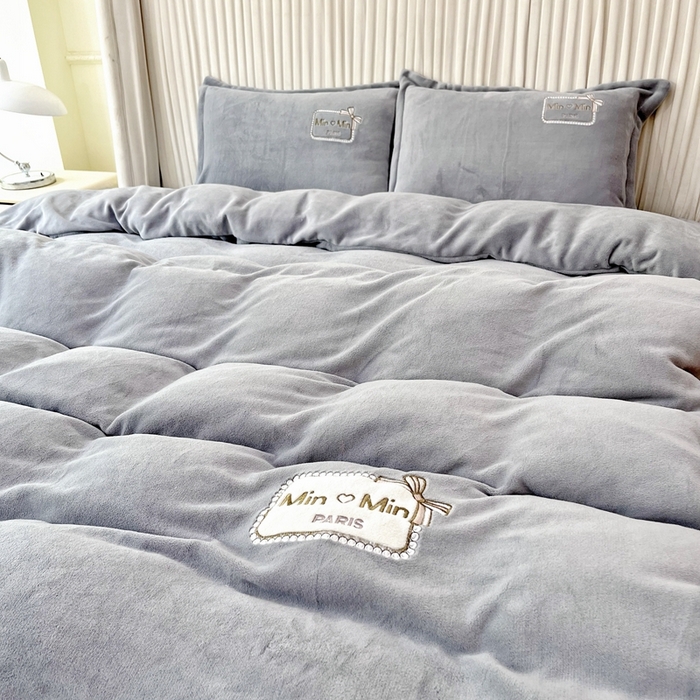 91家纺网 家纺一手货源 找家纺 梦纤绒 2025新款加厚牛奶绒绣花贴布绣宝宝绒精包装精品四件套-MinMin MinMin-灰色