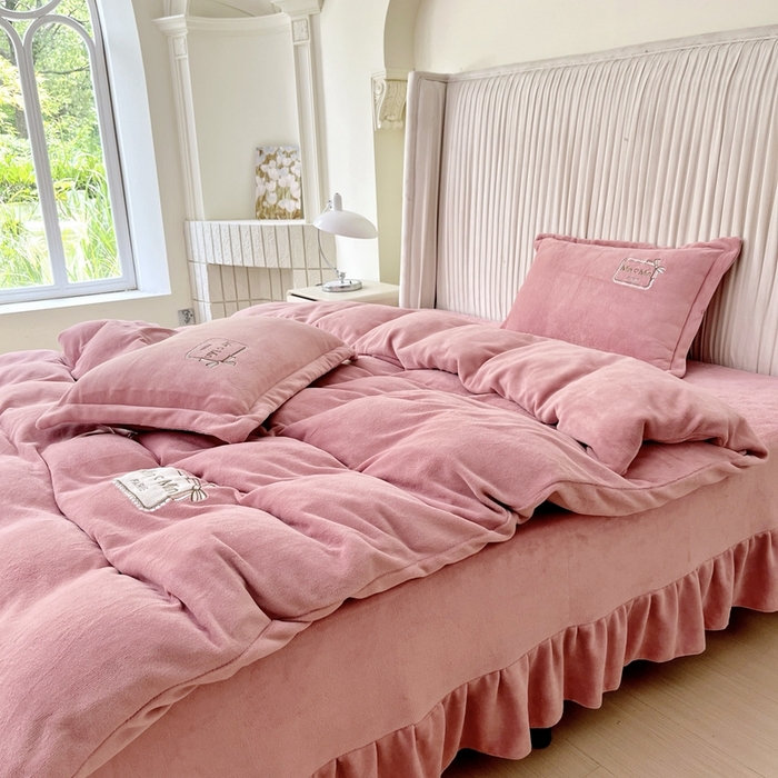 91家纺网 家纺一手货源 找家纺 （总）梦纤绒 2025新款加厚牛奶绒绣花贴布绣宝宝绒精包装精品四件套-MinMin