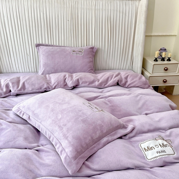 91家纺网 家纺一手货源 找家纺 梦纤绒 2025新款加厚牛奶绒绣花贴布绣宝宝绒精包装精品四件套-MinMin MinMin-紫色