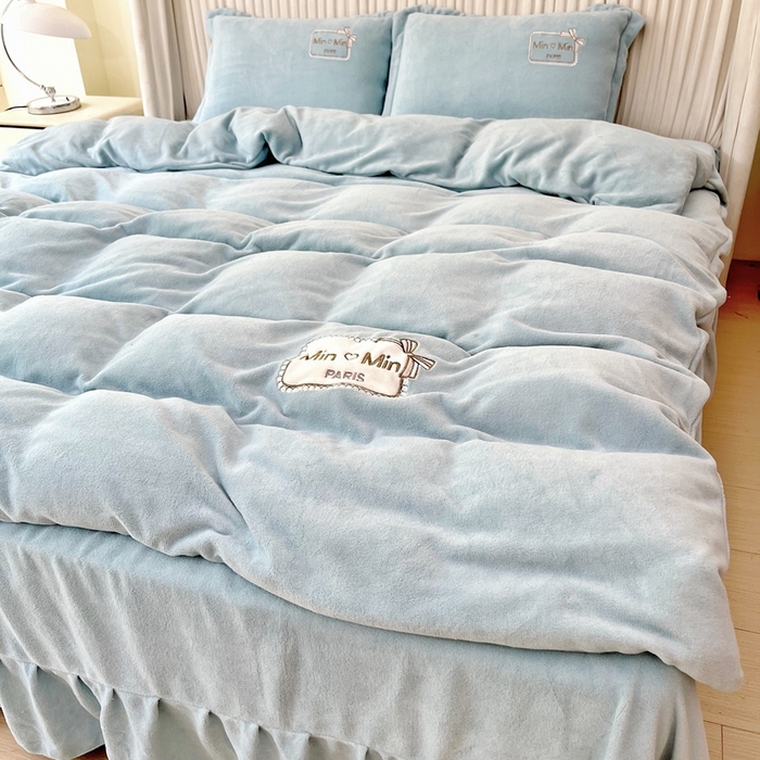 91家纺网 家纺一手货源 找家纺 梦纤绒 2025新款加厚牛奶绒绣花贴布绣宝宝绒精包装精品四件套-MinMin MinMin-兰色