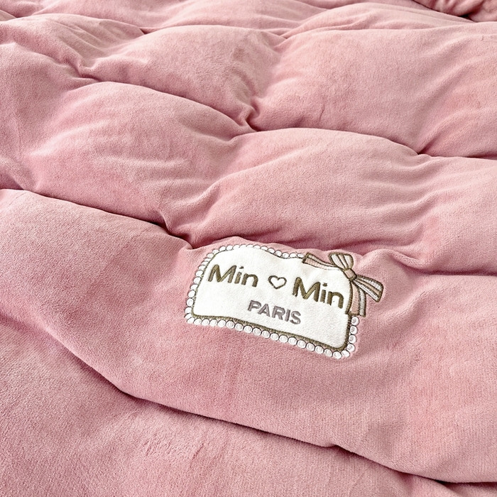 91家纺网 家纺一手货源 找家纺 （总）梦纤绒 2025新款加厚牛奶绒绣花贴布绣宝宝绒精包装精品四件套-MinMin