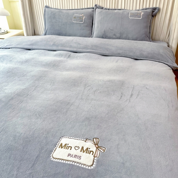 91家纺网 家纺一手货源 找家纺 梦纤绒 2025新款加厚牛奶绒绣花贴布绣宝宝绒精包装精品四件套-MinMin MinMin-灰色