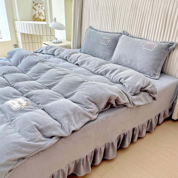 91家纺网 家纺一手货源 找家纺 梦纤绒 2025新款加厚牛奶绒绣花贴布绣宝宝绒精包装精品四件套-MinMin MinMin-灰色