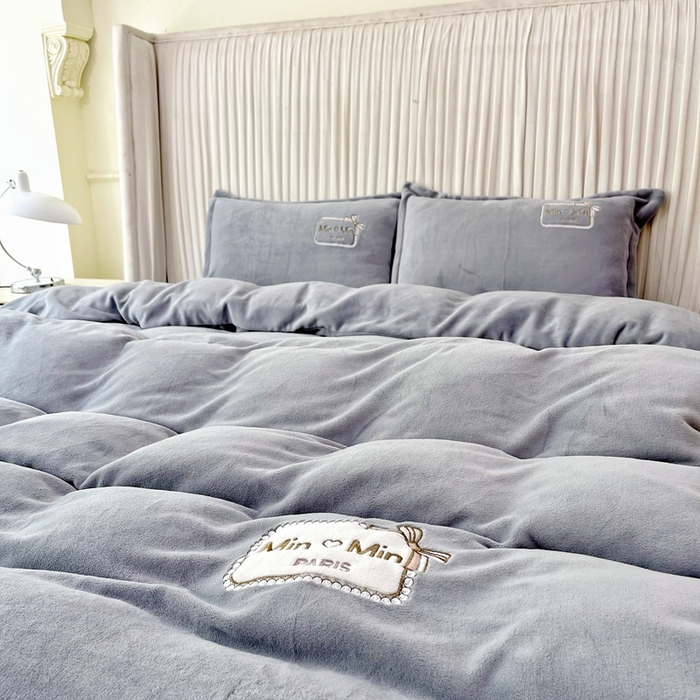 91家纺网 家纺一手货源 找家纺 梦纤绒 2025新款加厚牛奶绒绣花贴布绣宝宝绒精包装精品四件套-MinMin MinMin-灰色