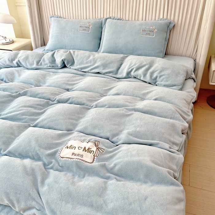 91家纺网 家纺一手货源 找家纺 梦纤绒 2025新款加厚牛奶绒绣花贴布绣宝宝绒精包装精品四件套-MinMin MinMin-兰色