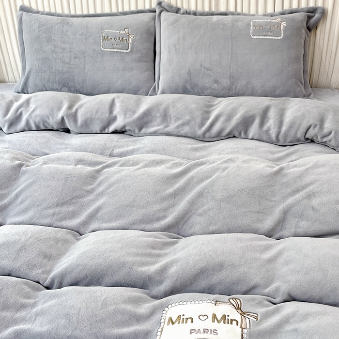 91家纺网 家纺一手货源 找家纺 梦纤绒 2025新款加厚牛奶绒绣花贴布绣宝宝绒精包装精品四件套-MinMin MinMin-灰色