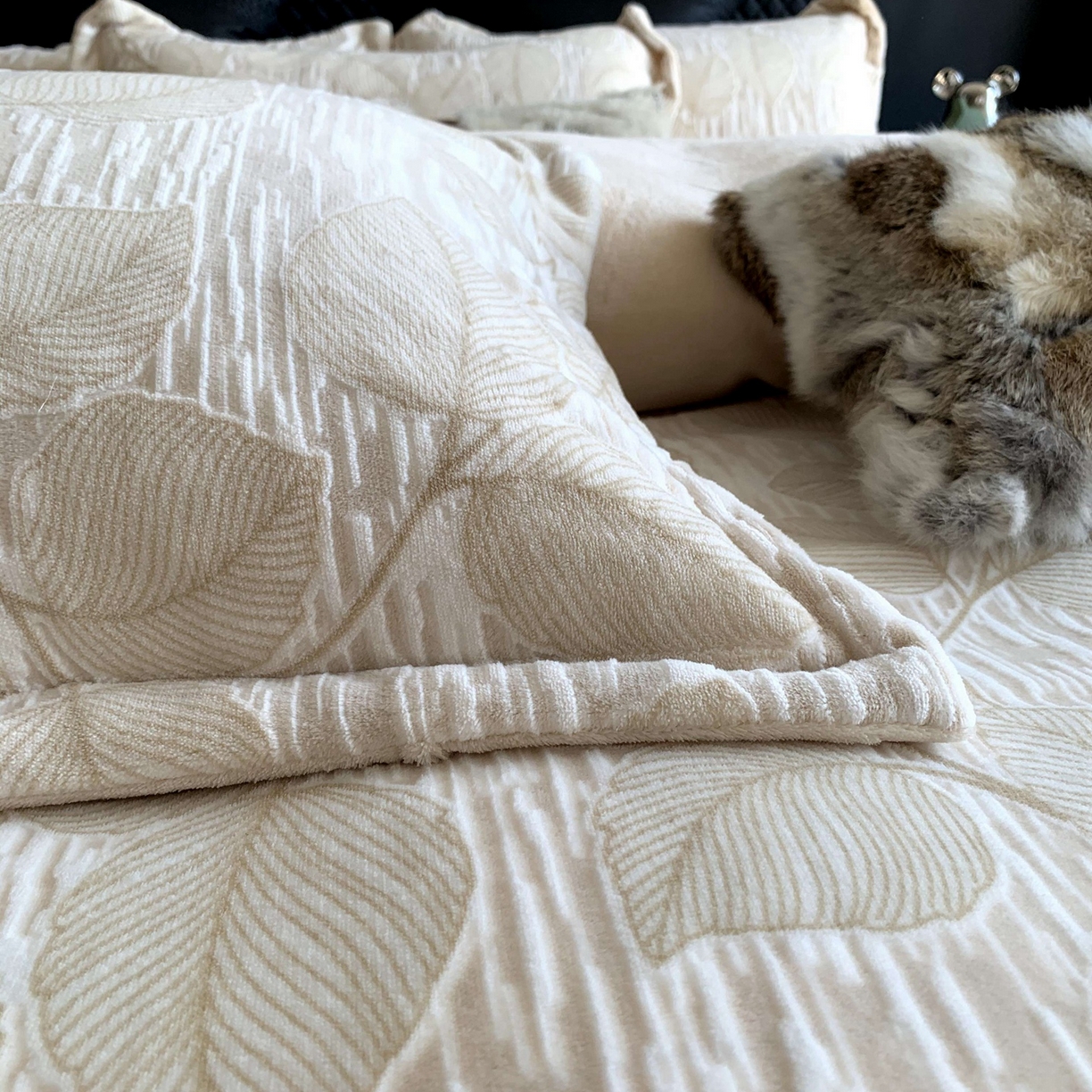 91家纺网 家纺一手货源 找家纺 莱豫家纺 2025秋冬新款加厚牛奶绒韩国雕花绒不静电不掉毛 仲夏晨歌咖