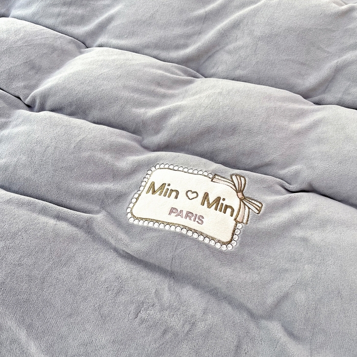 91家纺网 家纺一手货源 找家纺 梦纤绒 2025新款加厚牛奶绒绣花贴布绣宝宝绒精包装精品四件套-MinMin MinMin-灰色