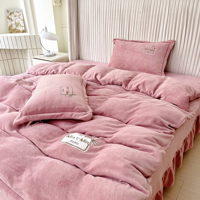 91家纺网 家纺一手货源 找家纺 （总）梦纤绒 2025新款加厚牛奶绒绣花贴布绣宝宝绒精包装精品四件套-MinMin