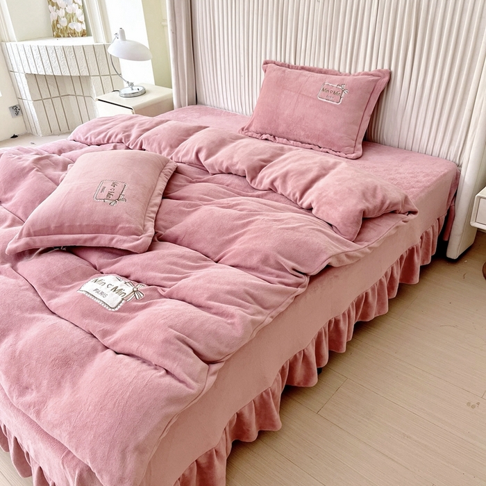 91家纺网 家纺一手货源 找家纺 （总）梦纤绒 2025新款加厚牛奶绒绣花贴布绣宝宝绒精包装精品四件套-MinMin