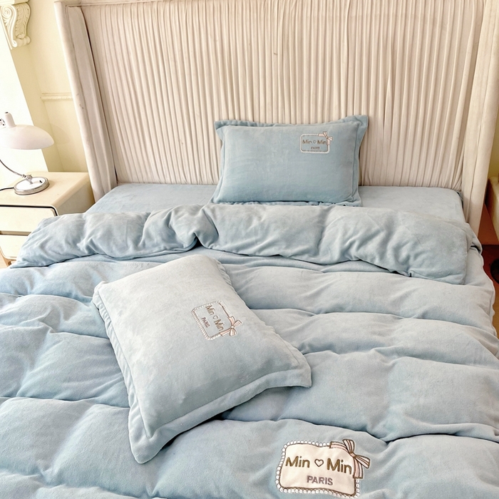 91家纺网 家纺一手货源 找家纺 梦纤绒 2025新款加厚牛奶绒绣花贴布绣宝宝绒精包装精品四件套-MinMin MinMin-兰色