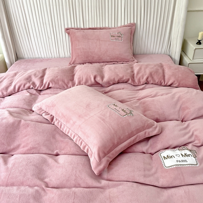 91家纺网 家纺一手货源 找家纺 梦纤绒 2025新款加厚牛奶绒绣花贴布绣宝宝绒精包装精品四件套-MinMin MinMin-豆沙色