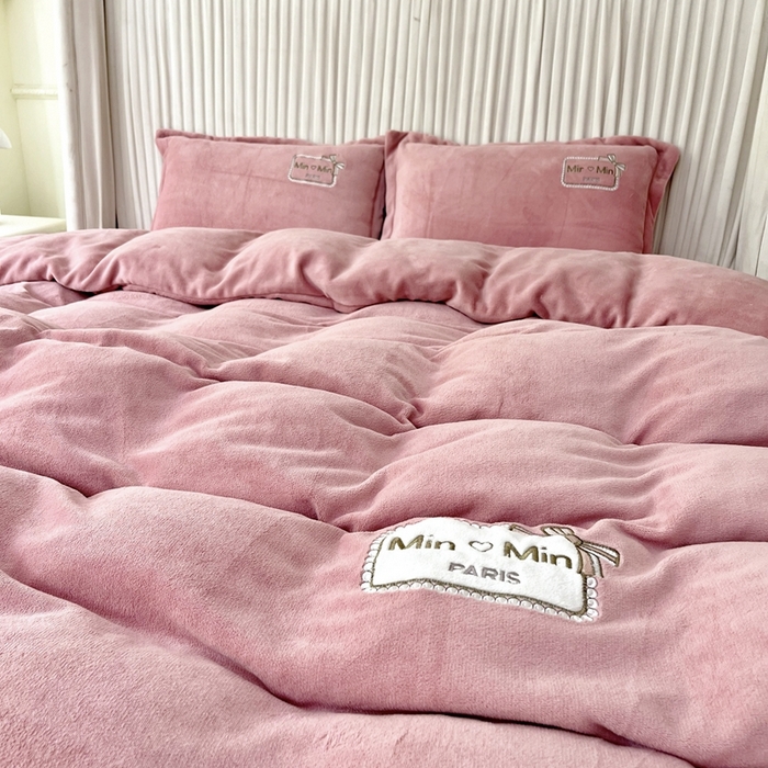 91家纺网 家纺一手货源 找家纺 （总）梦纤绒 2025新款加厚牛奶绒绣花贴布绣宝宝绒精包装精品四件套-MinMin