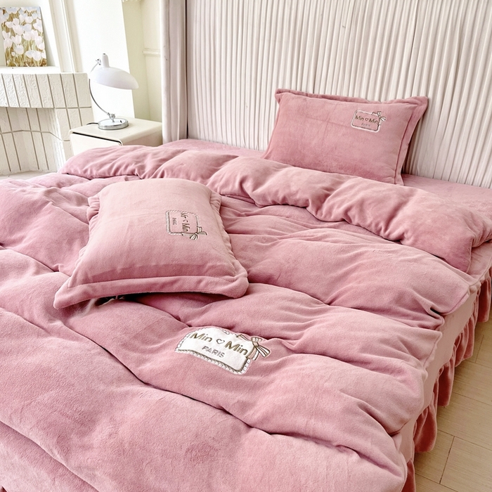 91家纺网 家纺一手货源 找家纺 梦纤绒 2025新款加厚牛奶绒绣花贴布绣宝宝绒精包装精品四件套-MinMin MinMin-豆沙色