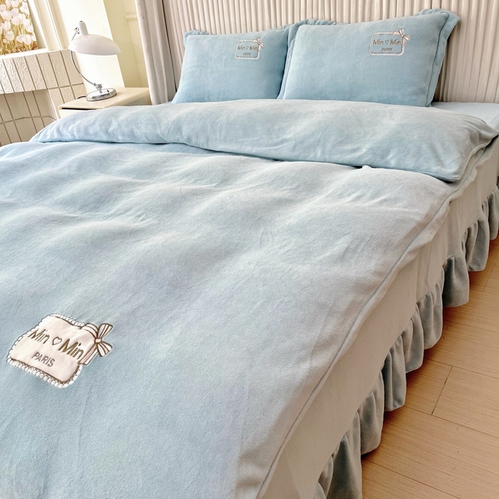 91家纺网 家纺一手货源 找家纺 梦纤绒 2025新款加厚牛奶绒绣花贴布绣宝宝绒精包装精品四件套-MinMin MinMin-兰色