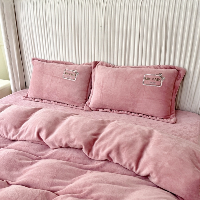 91家纺网 家纺一手货源 找家纺 梦纤绒 2025新款加厚牛奶绒绣花贴布绣宝宝绒精包装精品四件套-MinMin MinMin-豆沙色