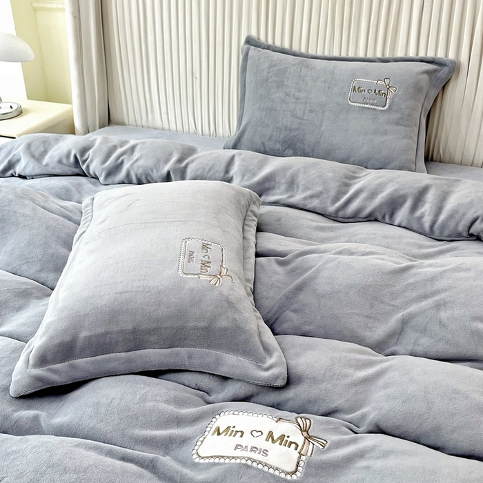 91家纺网 家纺一手货源 找家纺 梦纤绒 2025新款加厚牛奶绒绣花贴布绣宝宝绒精包装精品四件套-MinMin MinMin-灰色