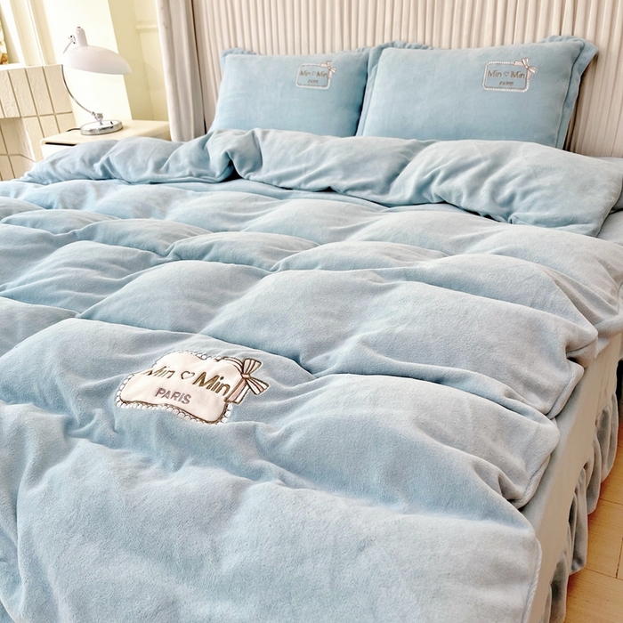 91家纺网 家纺一手货源 找家纺 梦纤绒 2025新款加厚牛奶绒绣花贴布绣宝宝绒精包装精品四件套-MinMin MinMin-兰色