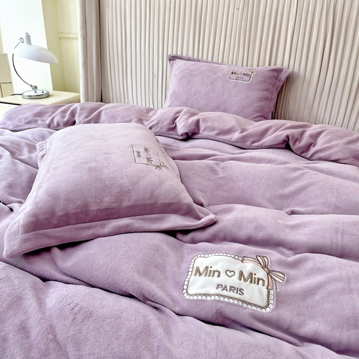 91家纺网 家纺一手货源 找家纺 梦纤绒 2025新款加厚牛奶绒绣花贴布绣宝宝绒精包装精品四件套-MinMin MinMin-紫色
