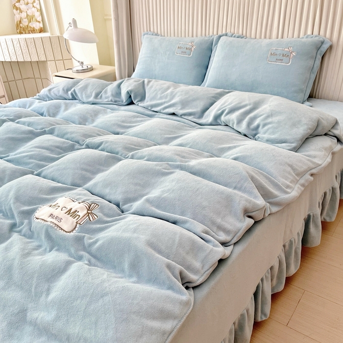 91家纺网 家纺一手货源 找家纺 梦纤绒 2025新款加厚牛奶绒绣花贴布绣宝宝绒精包装精品四件套-MinMin MinMin-兰色