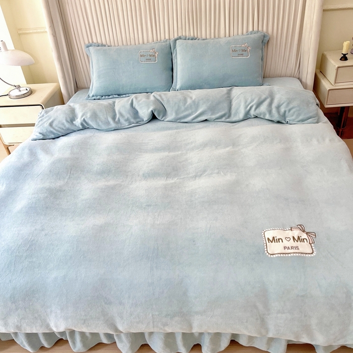 91家纺网 家纺一手货源 找家纺 梦纤绒 2025新款加厚牛奶绒绣花贴布绣宝宝绒精包装精品四件套-MinMin MinMin-兰色