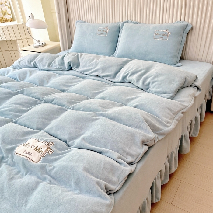 91家纺网 家纺一手货源 找家纺 梦纤绒 2025新款加厚牛奶绒绣花贴布绣宝宝绒精包装精品四件套-MinMin MinMin-兰色