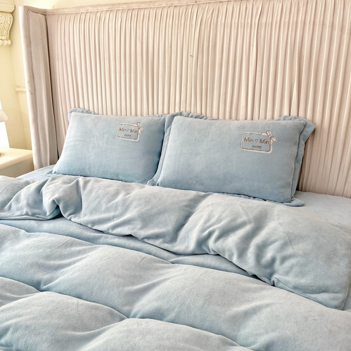 91家纺网 家纺一手货源 找家纺 梦纤绒 2025新款加厚牛奶绒绣花贴布绣宝宝绒精包装精品四件套-MinMin MinMin-兰色