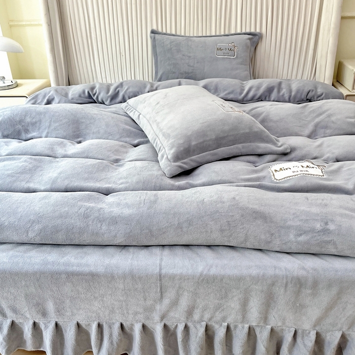 91家纺网 家纺一手货源 找家纺 梦纤绒 2025新款加厚牛奶绒绣花贴布绣宝宝绒精包装精品四件套-MinMin MinMin-灰色