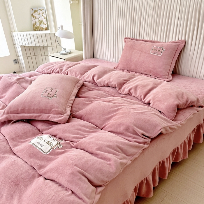 91家纺网 家纺一手货源 找家纺 梦纤绒 2025新款加厚牛奶绒绣花贴布绣宝宝绒精包装精品四件套-MinMin MinMin-豆沙色