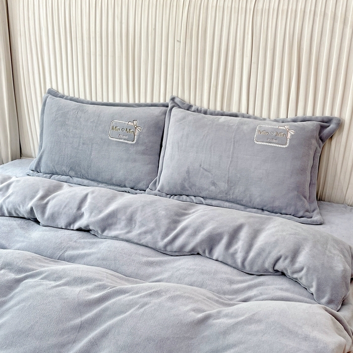 91家纺网 家纺一手货源 找家纺 梦纤绒 2025新款加厚牛奶绒绣花贴布绣宝宝绒精包装精品四件套-MinMin MinMin-灰色