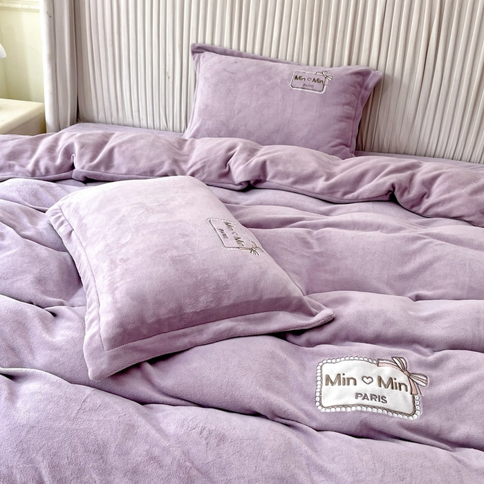 91家纺网 家纺一手货源 找家纺 梦纤绒 2025新款加厚牛奶绒绣花贴布绣宝宝绒精包装精品四件套-MinMin MinMin-紫色