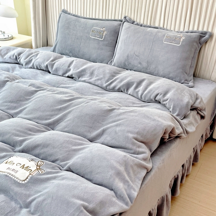 91家纺网 家纺一手货源 找家纺 梦纤绒 2025新款加厚牛奶绒绣花贴布绣宝宝绒精包装精品四件套-MinMin MinMin-灰色