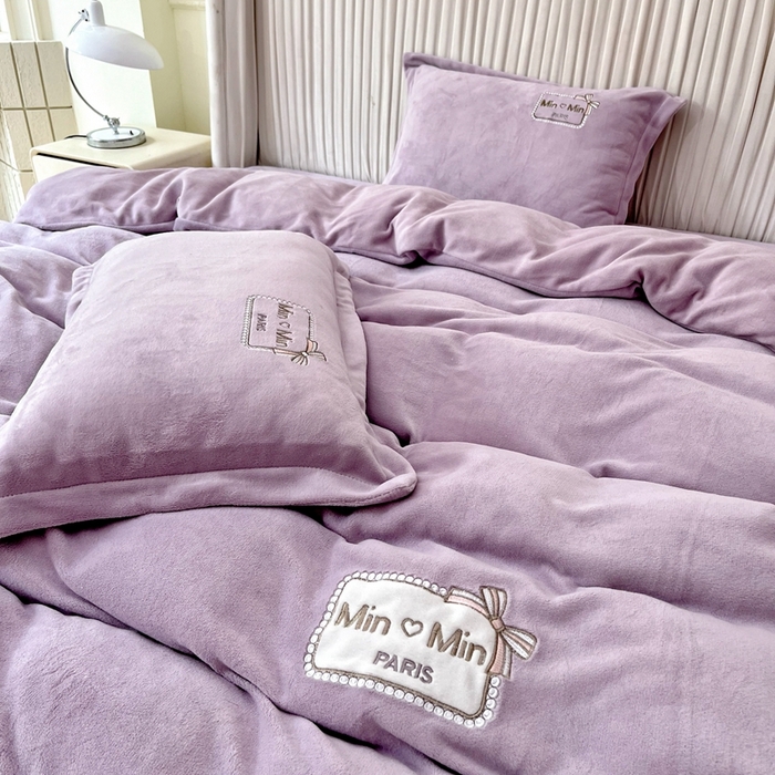 91家纺网 家纺一手货源 找家纺 梦纤绒 2025新款加厚牛奶绒绣花贴布绣宝宝绒精包装精品四件套-MinMin MinMin-紫色