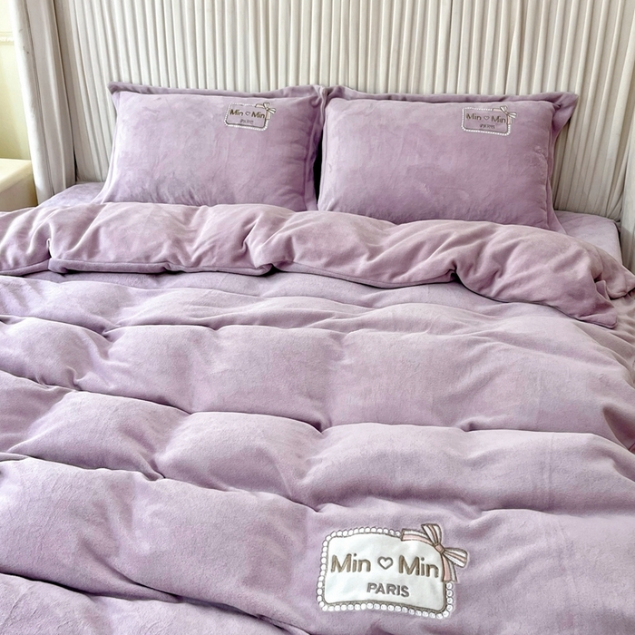 91家纺网 家纺一手货源 找家纺 梦纤绒 2025新款加厚牛奶绒绣花贴布绣宝宝绒精包装精品四件套-MinMin MinMin-紫色