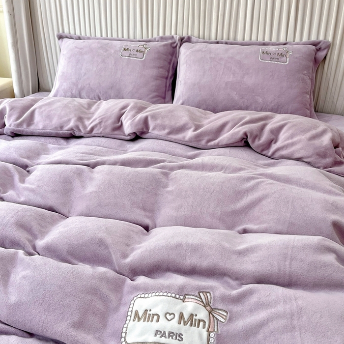 91家纺网 家纺一手货源 找家纺 梦纤绒 2025新款加厚牛奶绒绣花贴布绣宝宝绒精包装精品四件套-MinMin MinMin-紫色
