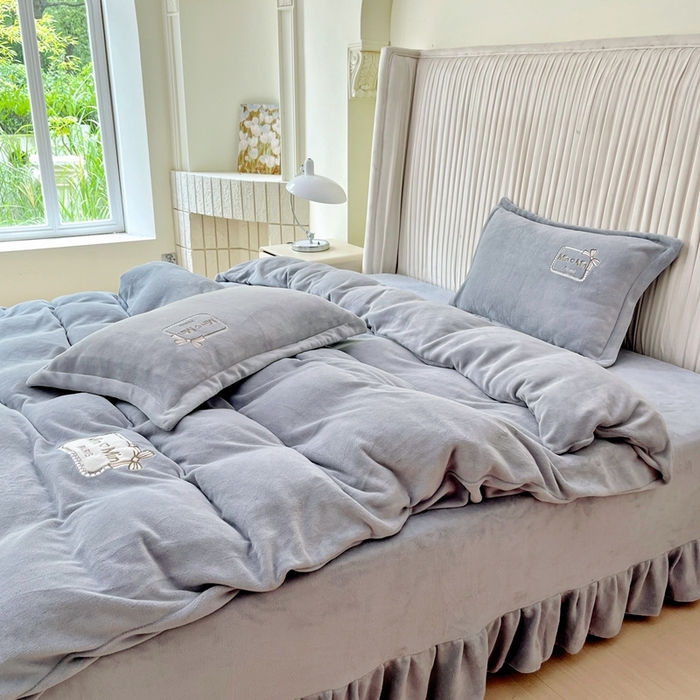 91家纺网 家纺一手货源 找家纺 梦纤绒 2025新款加厚牛奶绒绣花贴布绣宝宝绒精包装精品四件套-MinMin MinMin-灰色