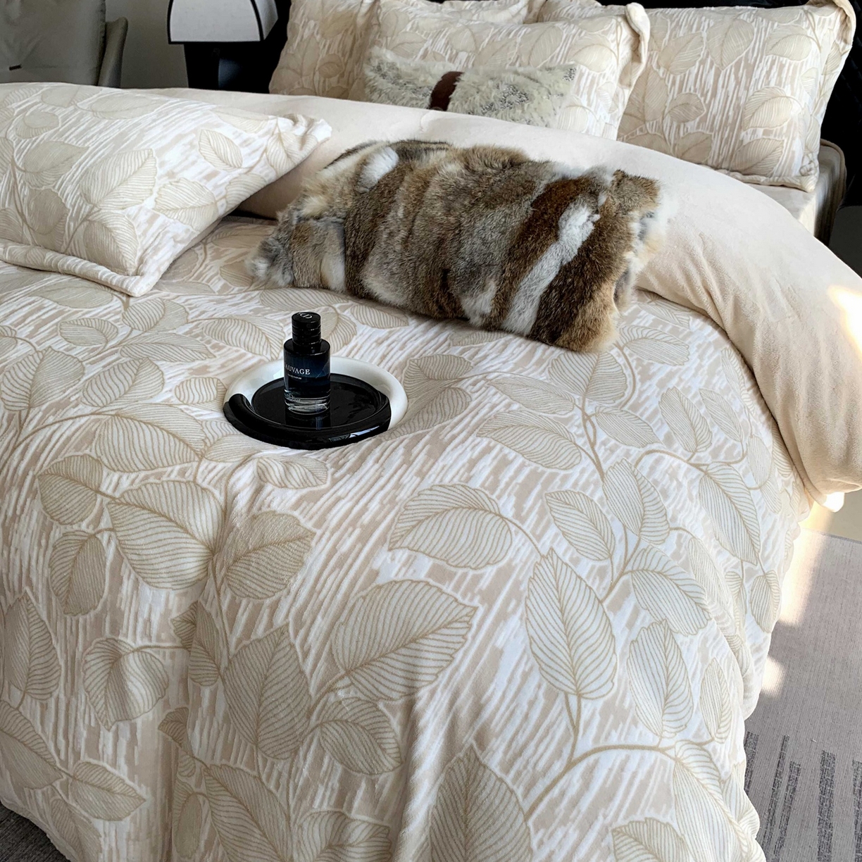 91家纺网 家纺一手货源 找家纺 莱豫家纺 2025秋冬新款加厚牛奶绒韩国雕花绒不静电不掉毛 仲夏晨歌咖