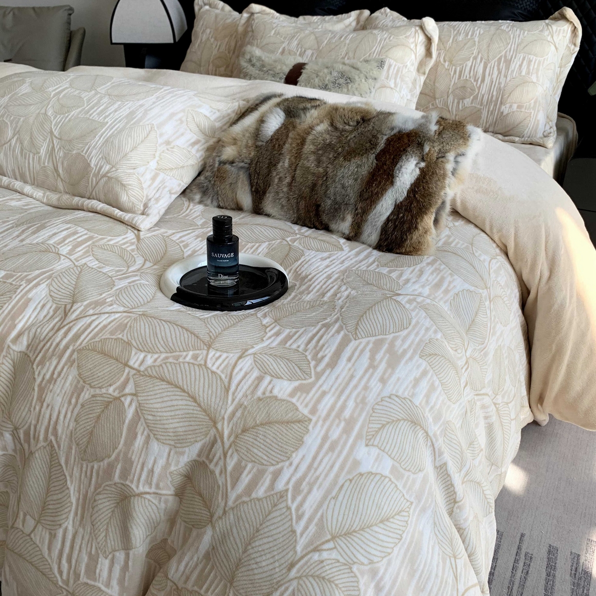 91家纺网 家纺一手货源 找家纺 莱豫家纺 2025秋冬新款加厚牛奶绒韩国雕花绒不静电不掉毛 仲夏晨歌咖