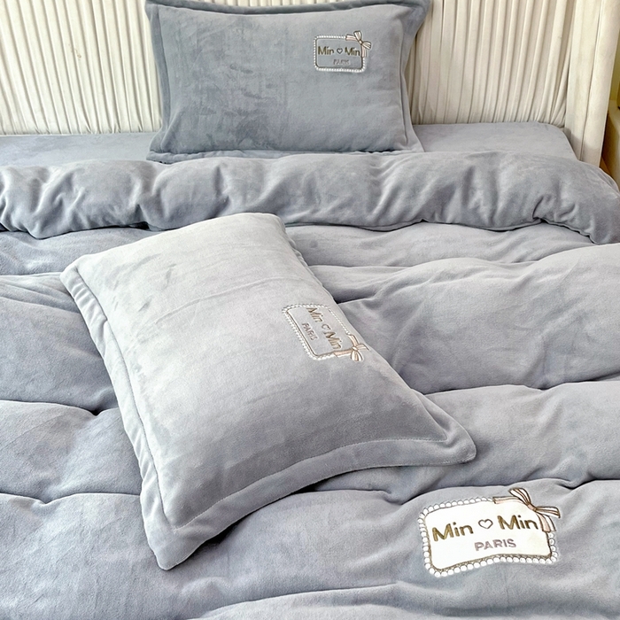 91家纺网 家纺一手货源 找家纺 梦纤绒 2025新款加厚牛奶绒绣花贴布绣宝宝绒精包装精品四件套-MinMin MinMin-灰色
