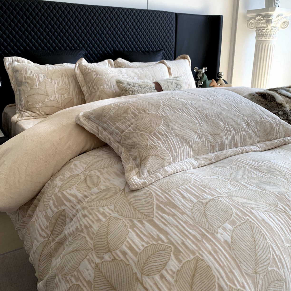 91家纺网 家纺一手货源 找家纺 莱豫家纺 2025秋冬新款加厚牛奶绒韩国雕花绒不静电不掉毛 仲夏晨歌咖