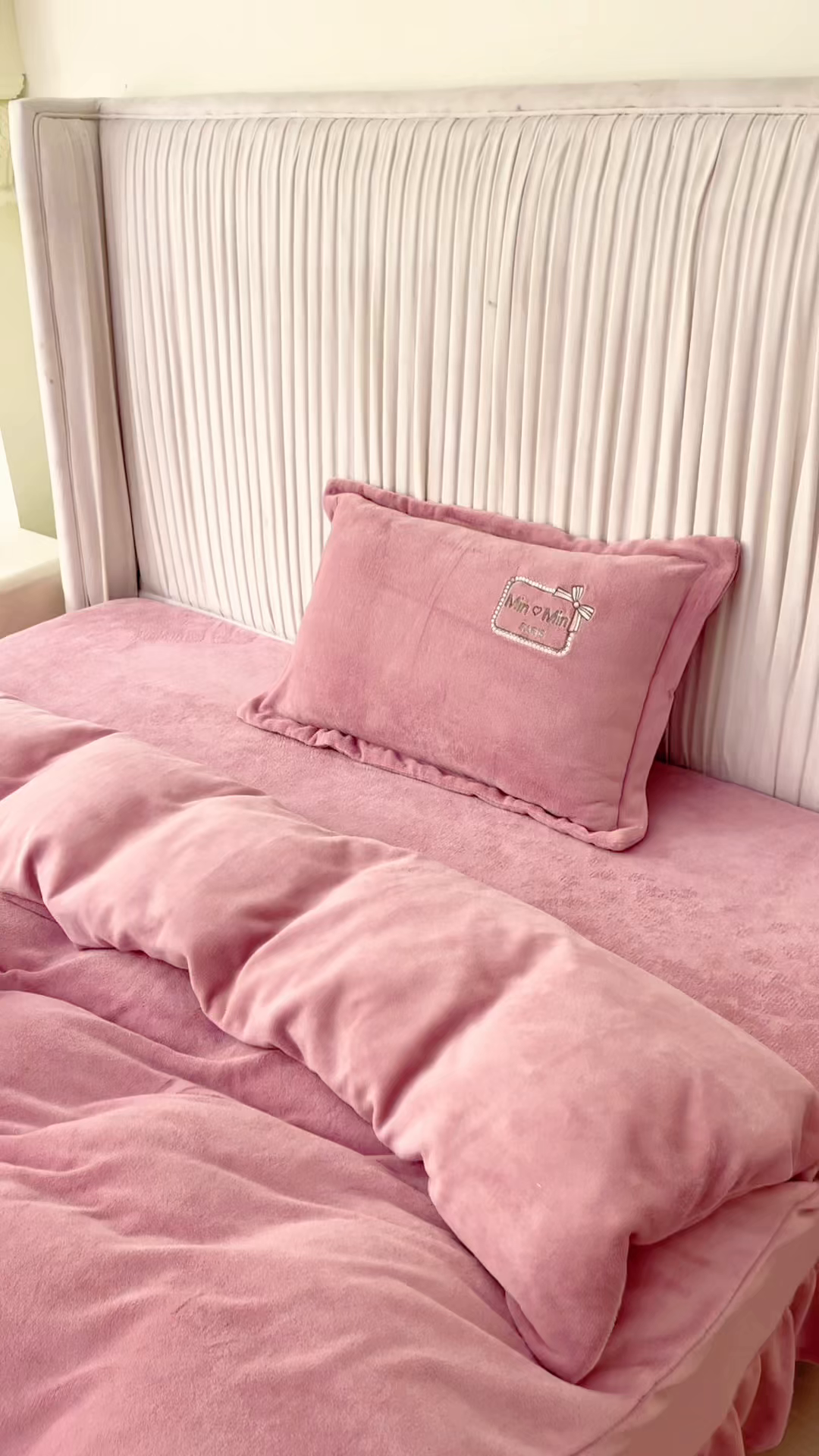 91家纺网 家纺一手货源 找家纺 （总）梦纤绒 2025新款加厚牛奶绒绣花贴布绣宝宝绒精包装精品四件套-MinMin