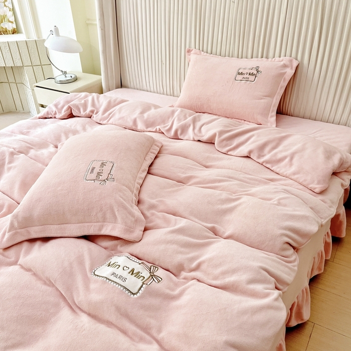 91家纺网 家纺一手货源 找家纺 梦纤绒 2025新款加厚牛奶绒绣花贴布绣宝宝绒精包装精品四件套-MinMin MinMin-粉色