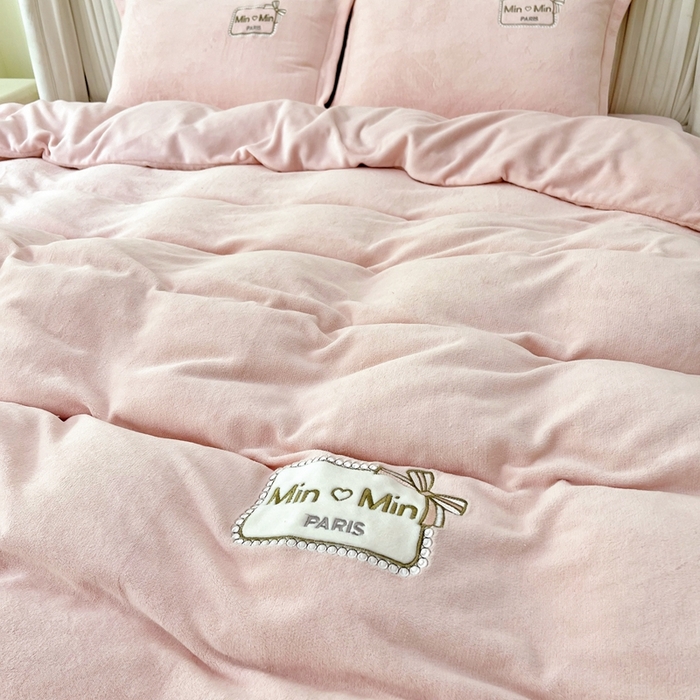 91家纺网 家纺一手货源 找家纺 梦纤绒 2025新款加厚牛奶绒绣花贴布绣宝宝绒精包装精品四件套-MinMin MinMin-粉色