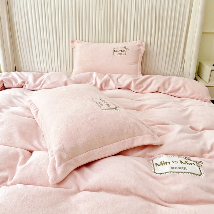 91家纺网 家纺一手货源 找家纺 梦纤绒 2025新款加厚牛奶绒绣花贴布绣宝宝绒精包装精品四件套-MinMin MinMin-粉色